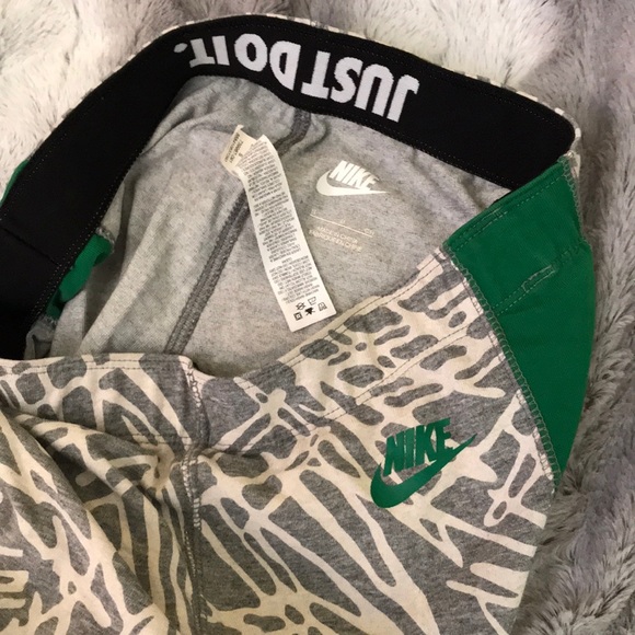 Nike limited edition legging - Picture 3 of 4